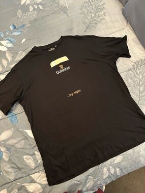 EUC Guinness Men's Black Graphic Tee - '...by night' sz XL